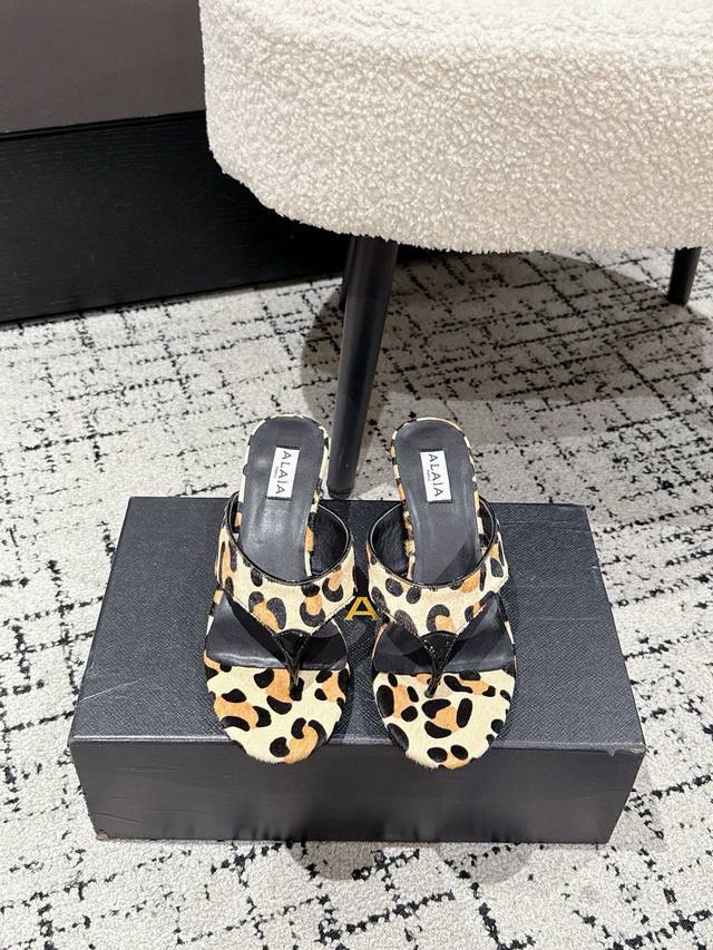 Alaia 25 Fall/Winter New Alaia Thong Flip Flops . The ultra-chic design exudes