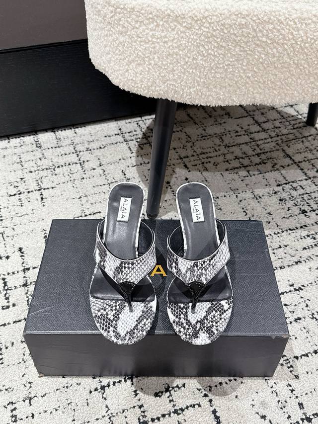 Alaia 25 Fall/Winter New Alaia Thong Flip Flops . The ultra-chic design exudes