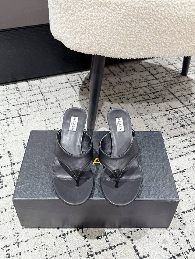 Alaia 25 Fall/Winter New Alaia Thong Flip Flops . The ultra-chic design exudes