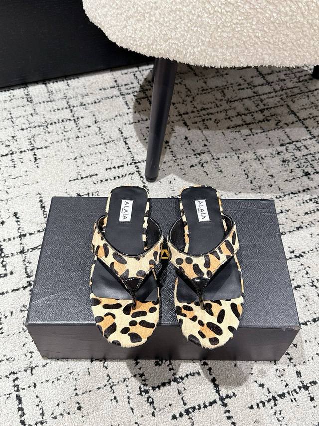 Alaia 25 Fall/Winter New Alaia Thong Flip Flops . The ultra-chic design exudes