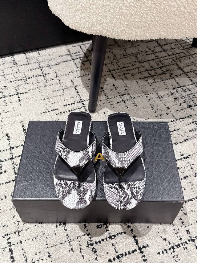 Alaia 25 Fall/Winter New Alaia Thong Flip Flops . The ultra-chic design exudes