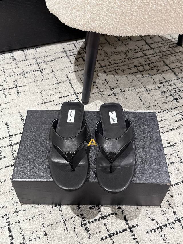 Alaia 25 Fall/Winter New Alaia Thong Flip Flops . The ultra-chic design exudes