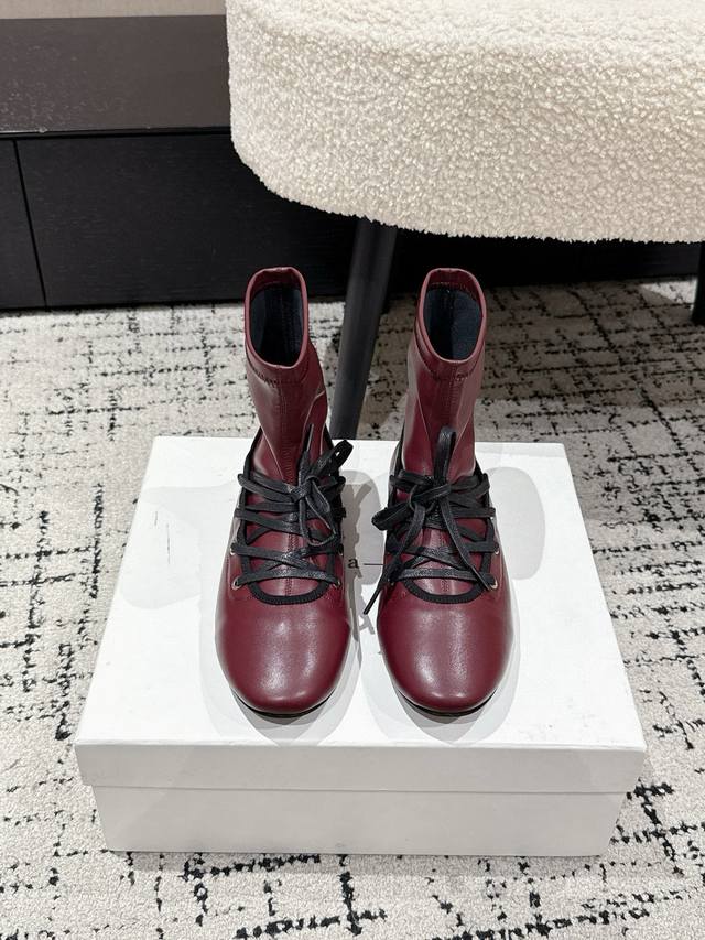 paloma Wool 25 new lace-up flat ankle boots These black boots with a "fashion fi