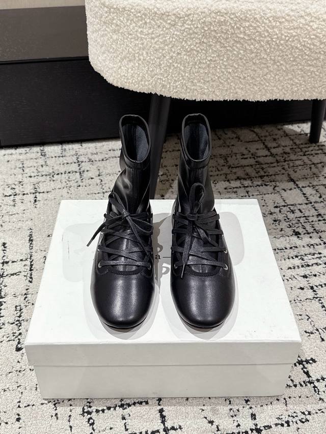 paloma Wool 25 new lace-up flat ankle boots These black boots with a "fashion fi