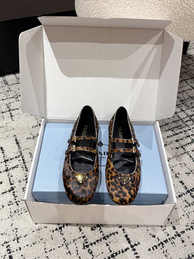 Top-of-the-line edition. Prada's new 25 printed ballet flats, Mary Janes. Sana d