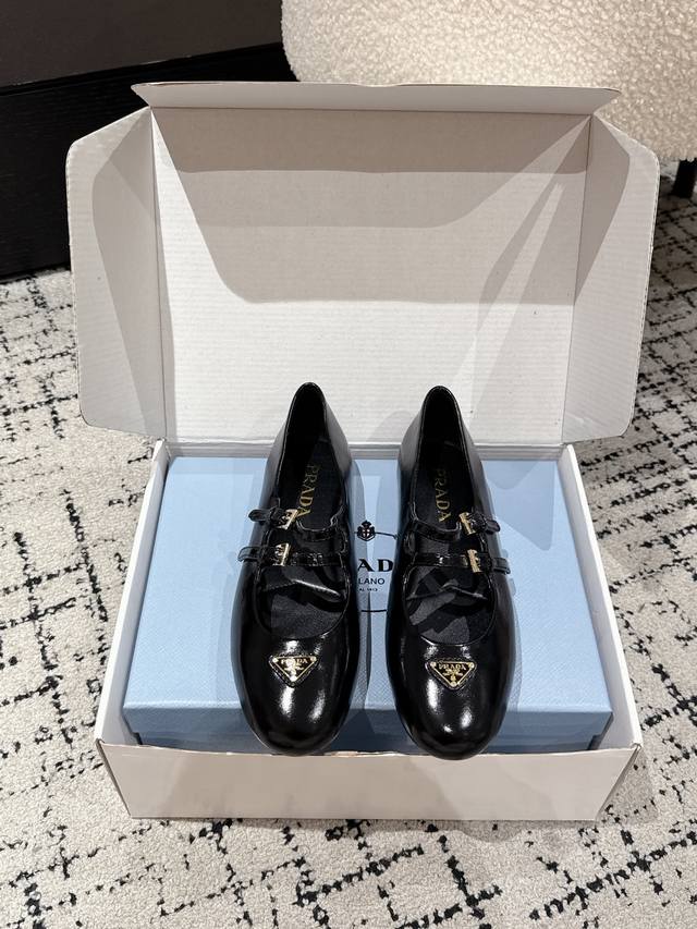 Top-of-the-line edition. Prada's new 25 printed ballet flats, Mary Janes. Sana d