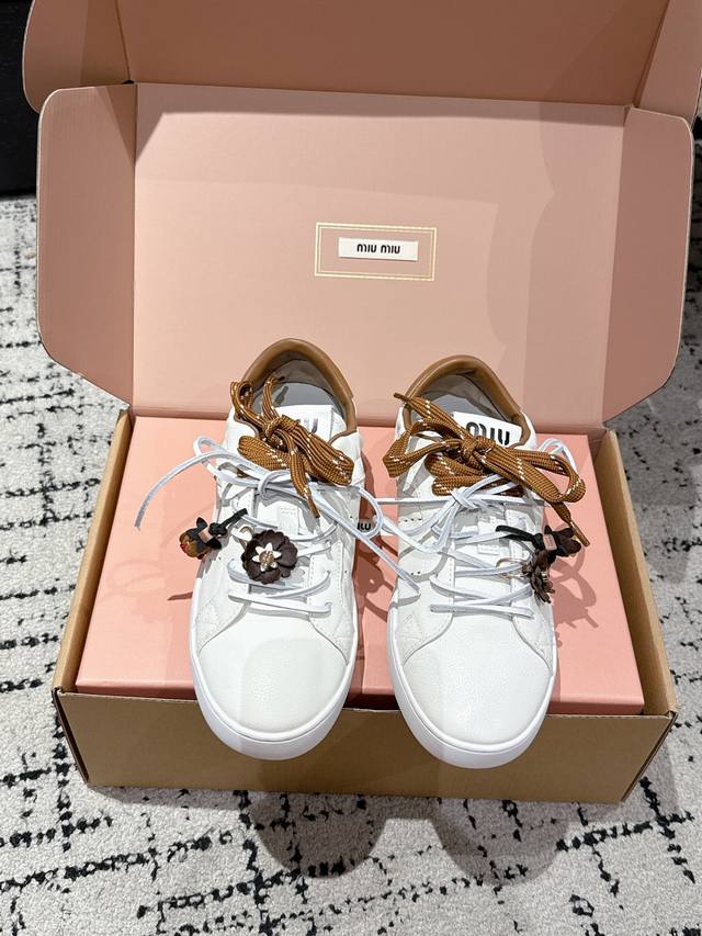 Shopping agent-level Miu Miu Miu 25 new British-style lace-up white sneakers Miu