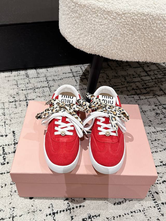 Miu Miu 25 new British-style lace-up white sneakers ( ). The unique rubbing tech