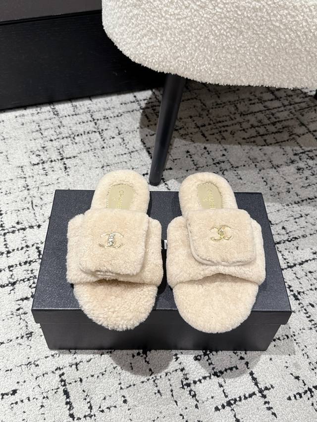 Chanel 25 Fall/Winter hit lock-on furry slippers are so much more comfortable th