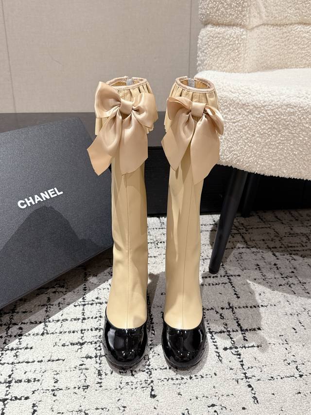 Chanel 25 Ss new arrival from the Autumn/Winter runway, the Chanel Double C Bow