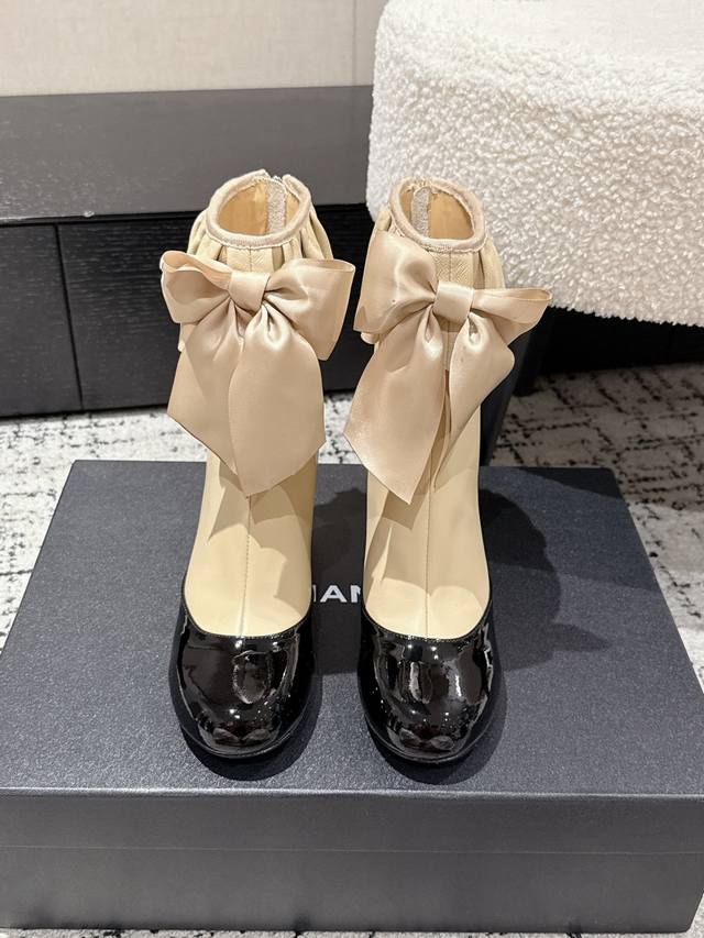 Chanel 25 Ss new arrival from the Autumn/Winter runway, the Chanel Double C Bow