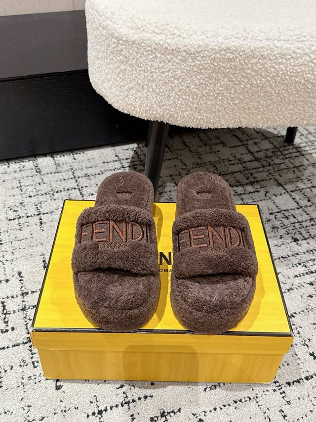 Fendi Fendi wool slippers are the main series of the runway show. New products a