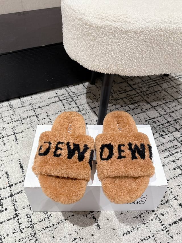 Loewe 25's latest autumn/winter lettered furry slippers . There are so many bea