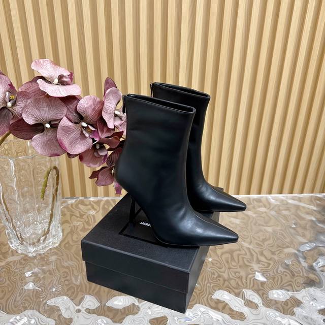 Exclusive new arrival! YSL Saint Laurent Ss pointed-toe ankle boots, new catwal