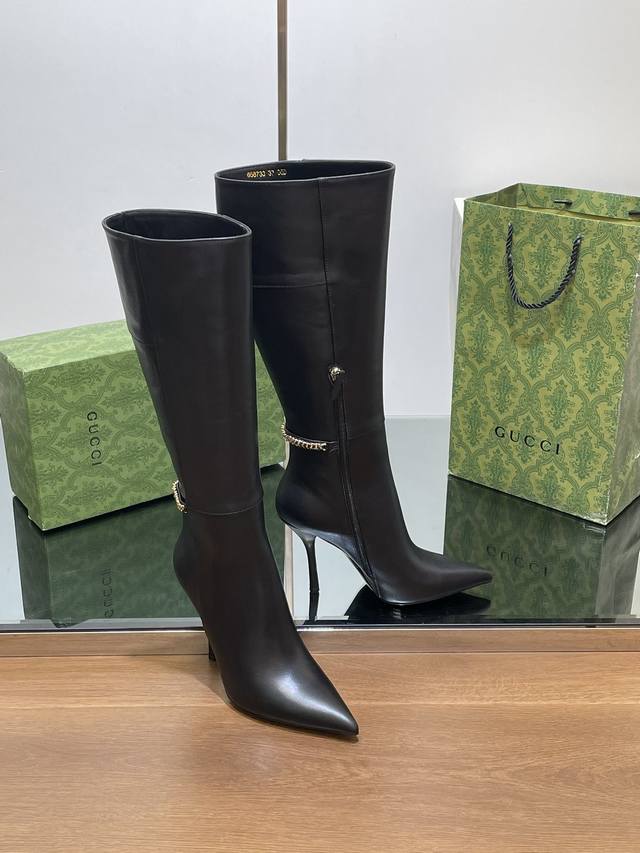 New winter Gucci women's boots with Gucci logo buckle and chain heels. Pointed-