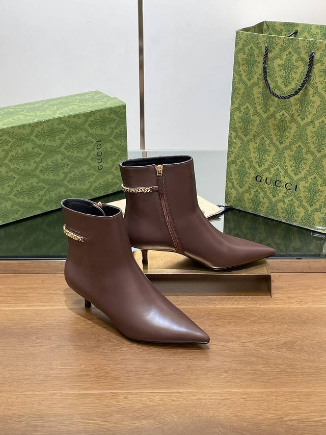 G's new Gucci mid-heeled ankle boots with letter buckle and logo chain, factory