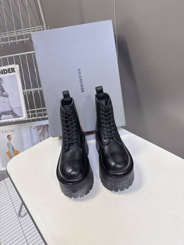 Balenciaga's latest Strike women's platform leather boots have been highly recom