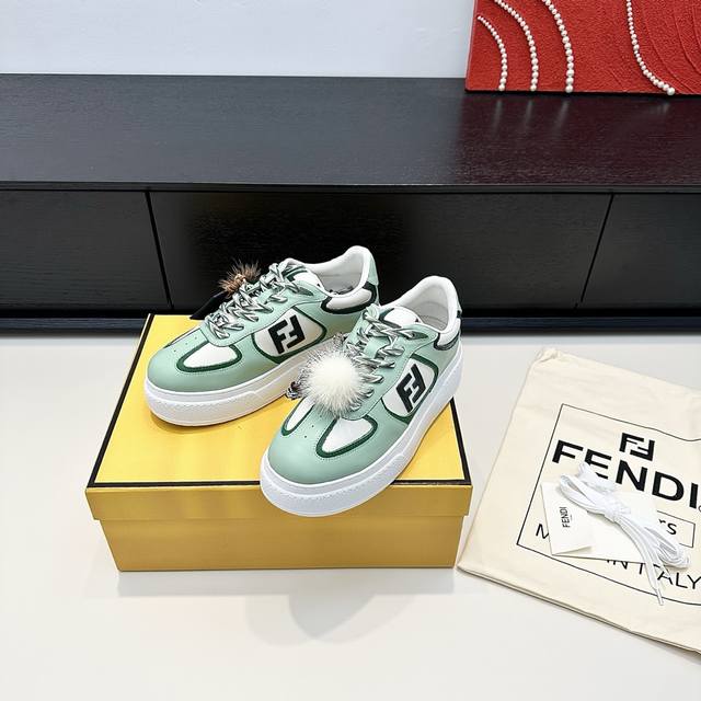 Fendi's latest Fd Match mink pendant thick-soled white shoes pendant is removabl
