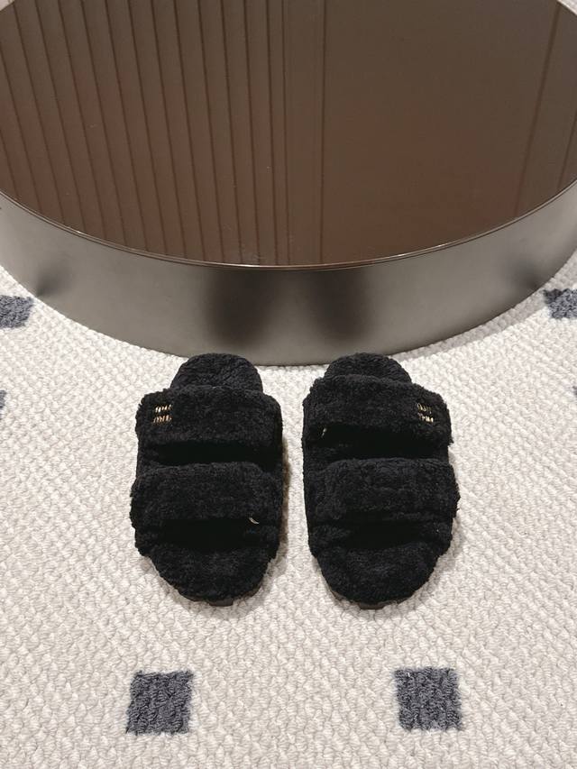 miu Miu wool slippers, a gentle cloud of walking~ Fluffy wool wraps your feet, s