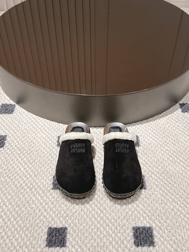 miu Miu half-covered wool slippers, the perfect autumn and winter atmosphere! Th