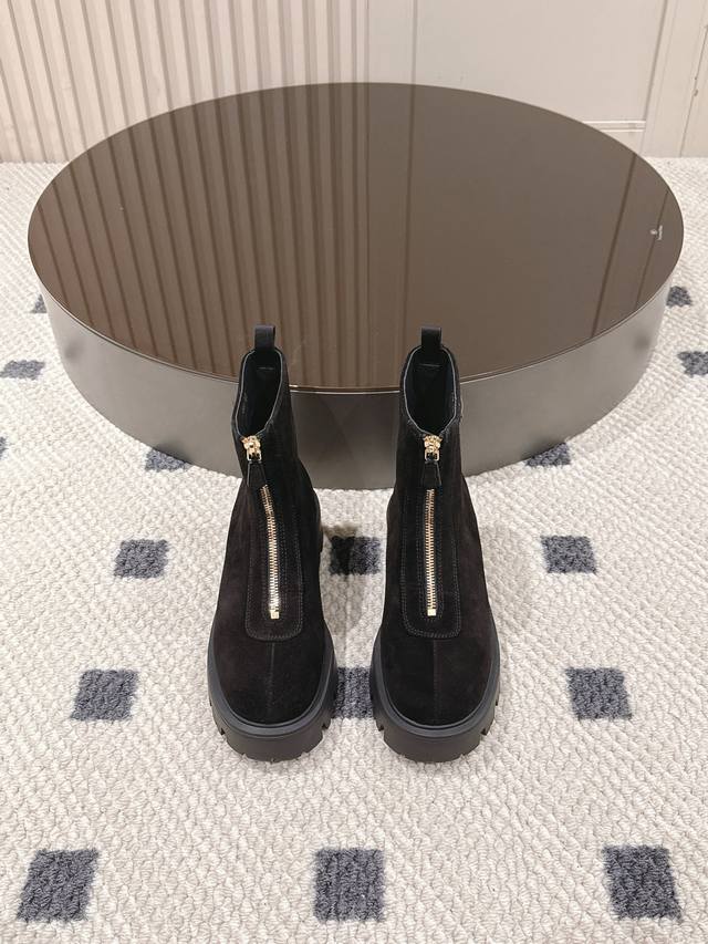 Prada's new 2025 thick-soled 5cm boots are a must-try! The classic triangle log