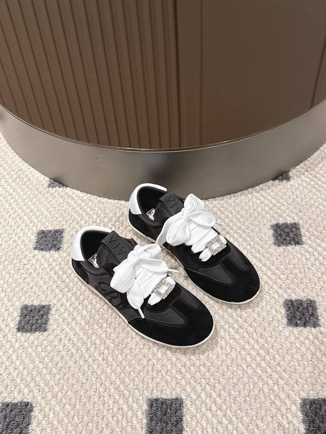 Size 35-40 Roger Vivier's 2025Ss Dexun casual shoes are absolutely amazing! A p