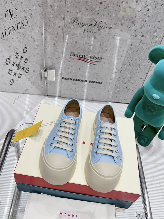 lace-up blue leather. Latest version.