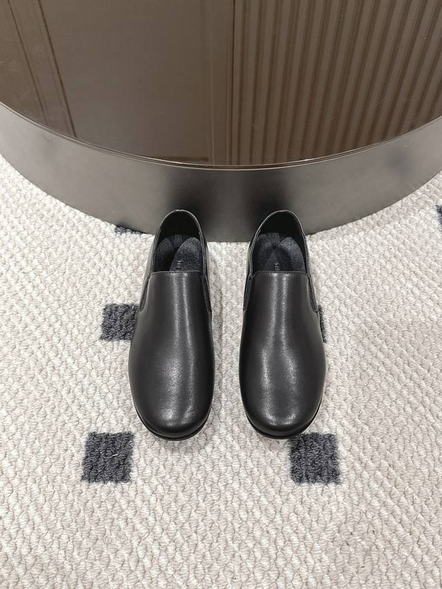 Sheepskin surface Size 35-40 The Row loafers are solid color, simple and comfor