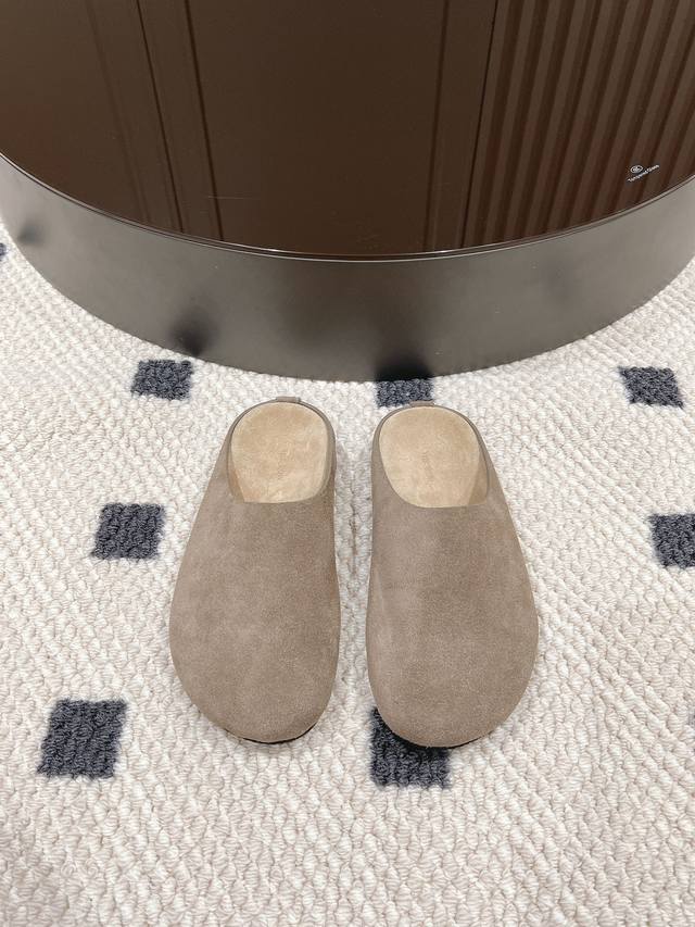 Size 35-40 The new Therow Birkenstock slippers are minimalist yet sophisticated
