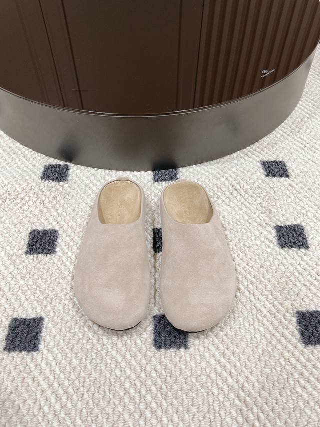 Size 35-40 The new Therow Birkenstock slippers are minimalist yet sophisticated