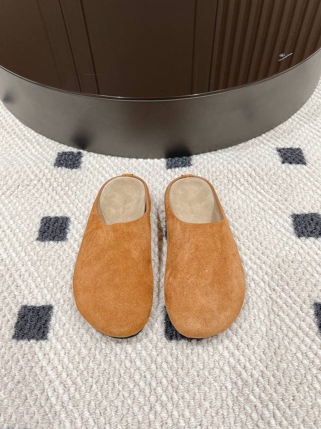 Size 35-40 The new Therow Birkenstock slippers are minimalist yet sophisticated