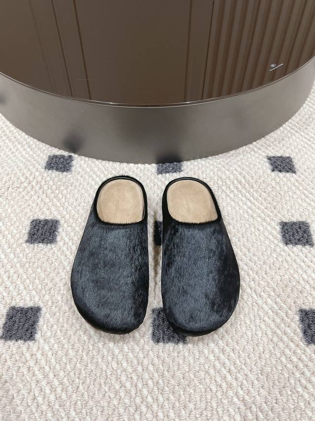 Size 35-40 The new Therow Birkenstock slippers are minimalist yet sophisticated