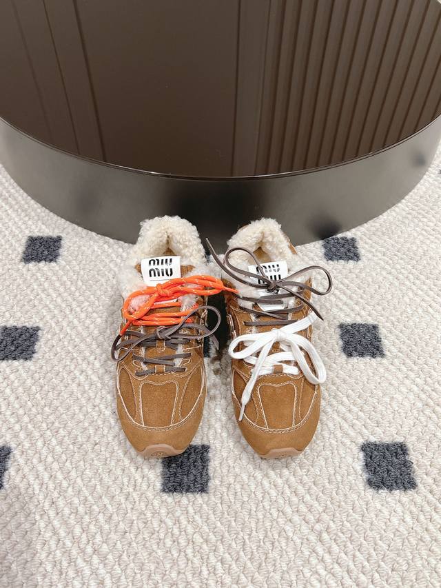 Suede cowhide lining with 20cm inner heel. This pair of sneakers, a collaborati Suede cowhide lining with 20cm inner heel. This pair of sneakers, a collaborati