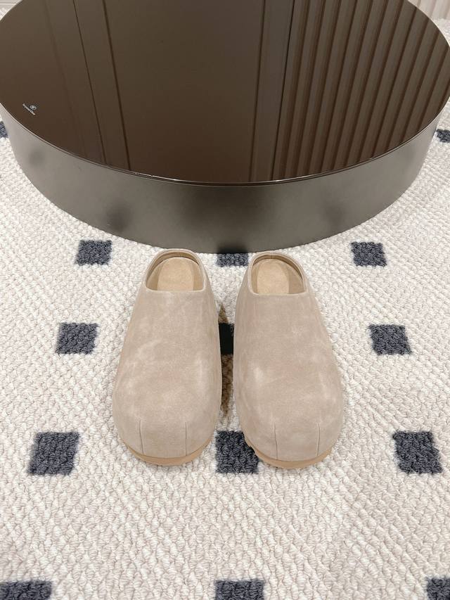 Unlabeled, sizes 35-40 The new 6cm thick-soled Birkenstock slippers are minimal