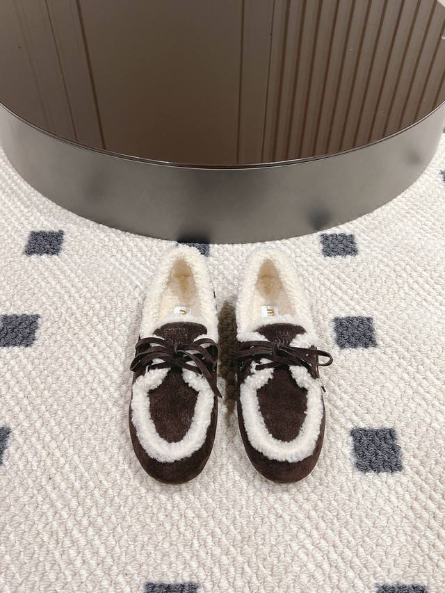 Size 35-40 Miumiu's new American retro wool loafers are a must-have. Casual and