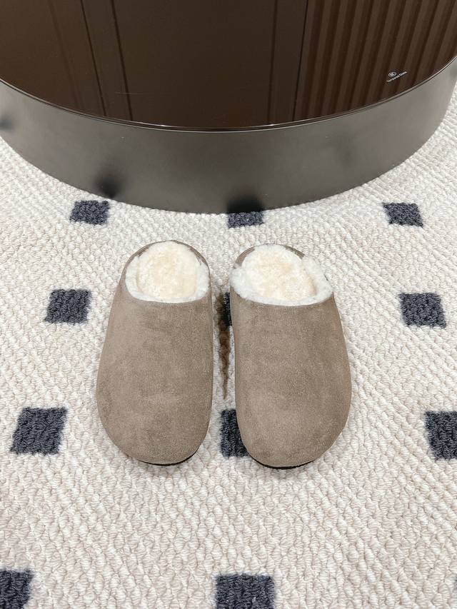 Size 35-40 The new Therow Birkenstock slippers are minimalist yet sophisticated