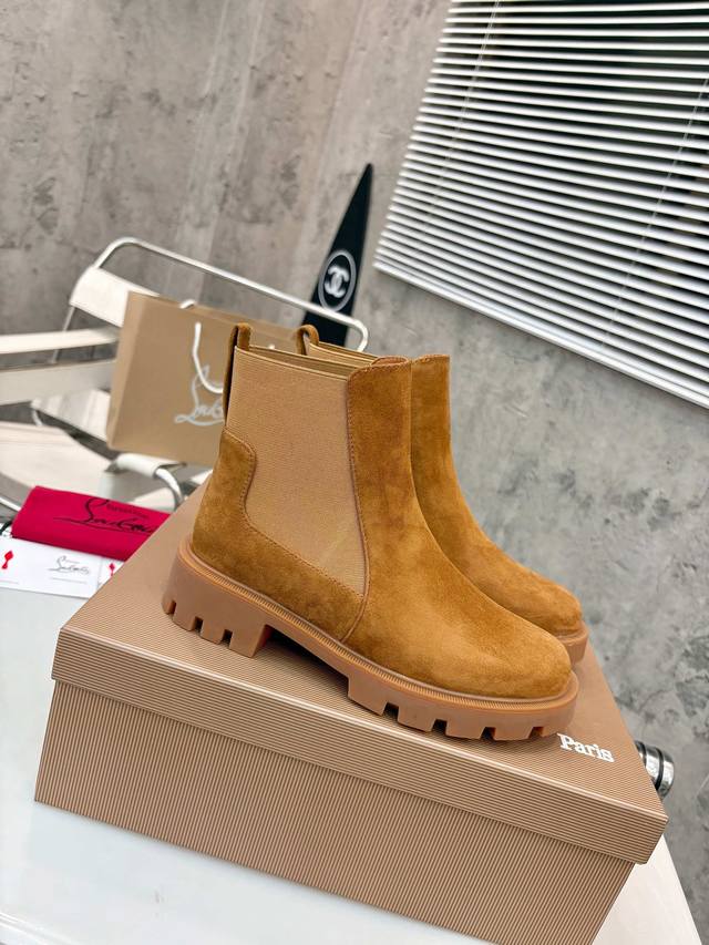 Plain top version, exclusive custom-made. Available in three colors. Introducin