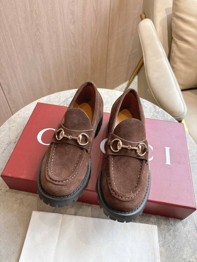 0453-8 Brown 35-42 Subtle details imbue these loafers with an elegant touch. Cra