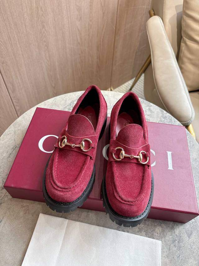 0453-8 Burgundy 35-42 Subtle details add an elegant touch to these loafers. Craf