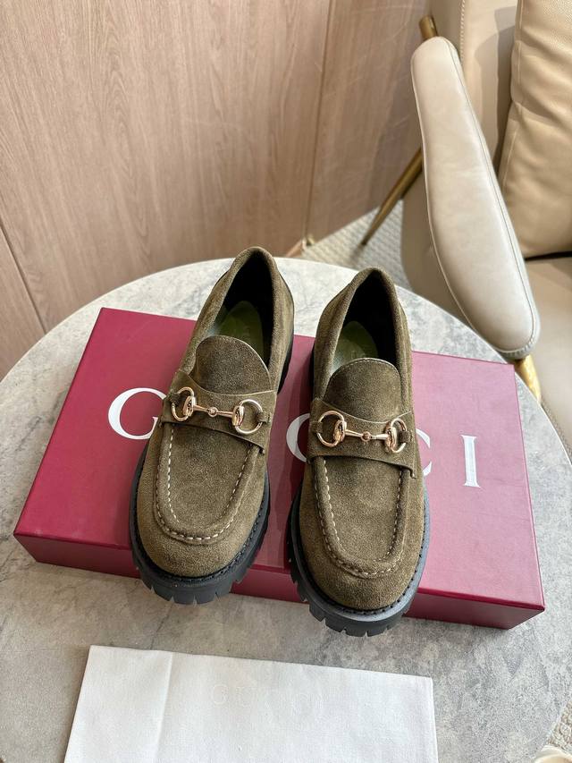 0453-8 Green 35-42 Subtle details add an elegant touch to these loafers. Crafted