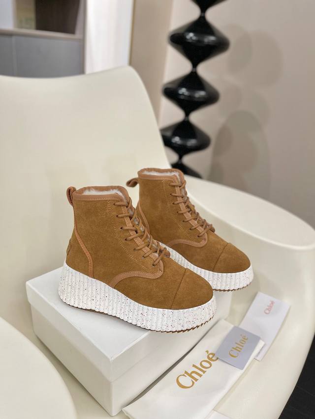 2025, Chloe counters simultaneously launched new snow boots in multiple colors a