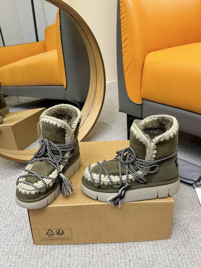 Factory batch Mou Retro Barn-style fur boots for a fall/winter vibe. Mou Eskimo