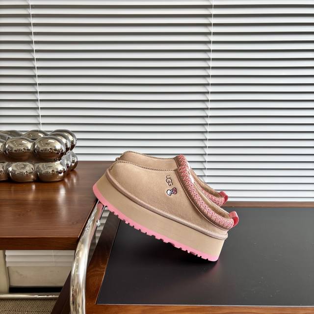 The hot Tazz. Ugg Tazz is here with its casual and loose slip-on style. The limi