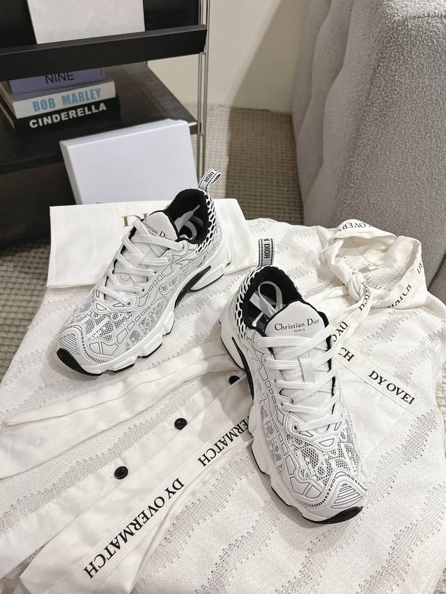 R The Di*R Vibe# Dior sneaker captures Di*R's couture spirit, reinterpreting a c
