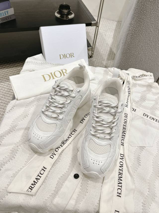 H *R This Dior Vibe# sneaker is a reinterpretation of the classic running shoe,