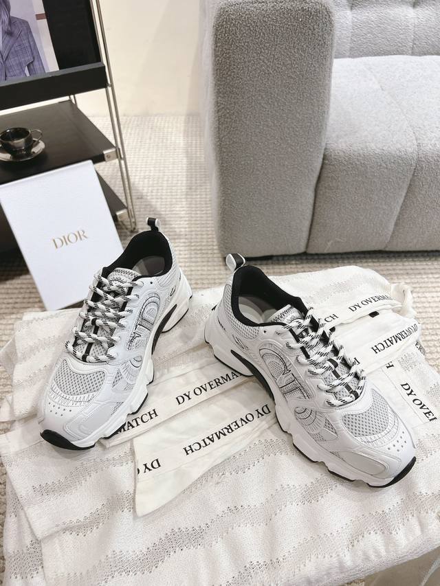 This Dior Vibe# Dior sneaker is a reinterpretation of the classic running shoe,
