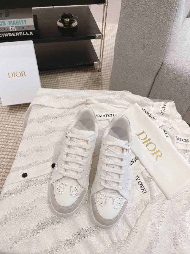 A white sneaker you'll fall in love with at first sight. , D's new fall collec