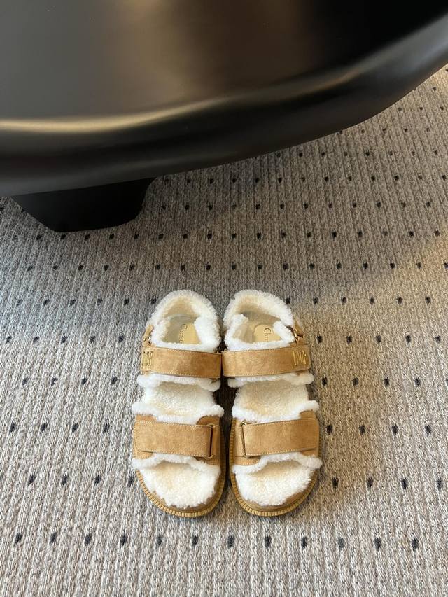 Top-of-the-line Dior two-strap furry slippers! Dior's super cute furry slippers