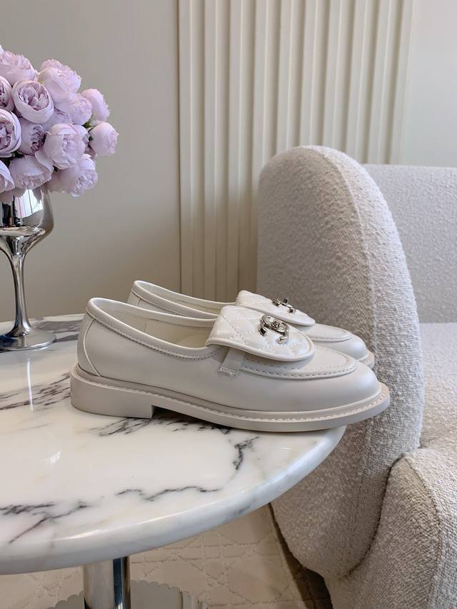 Factory price p Chane* classic flip-top loafers, a classic and versatile style,