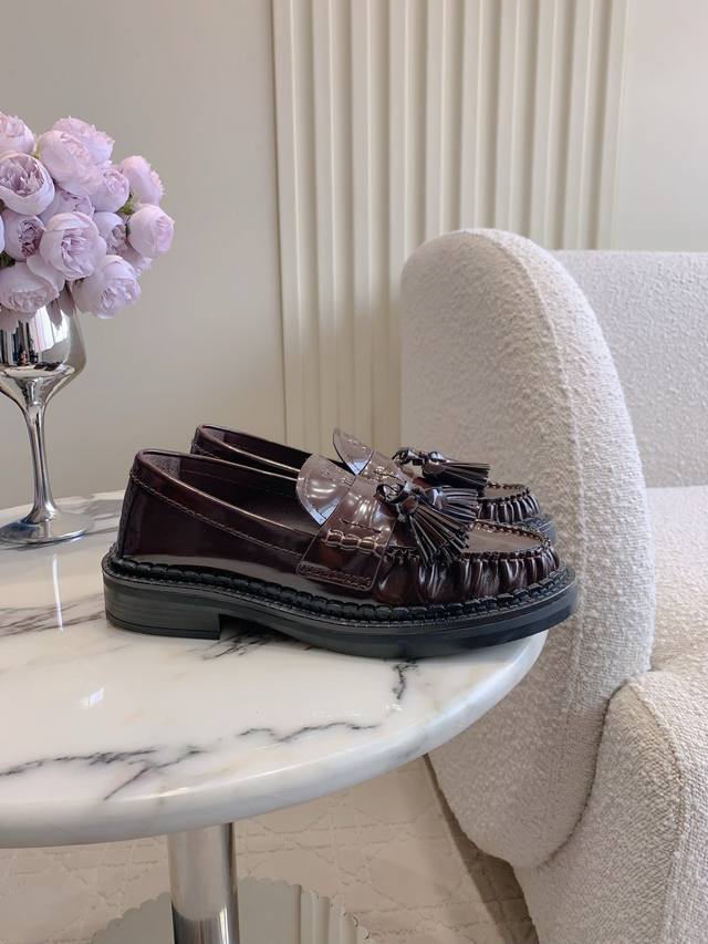 Factory price p Miu's new tassel pendant loafers are a cute preppy style, super